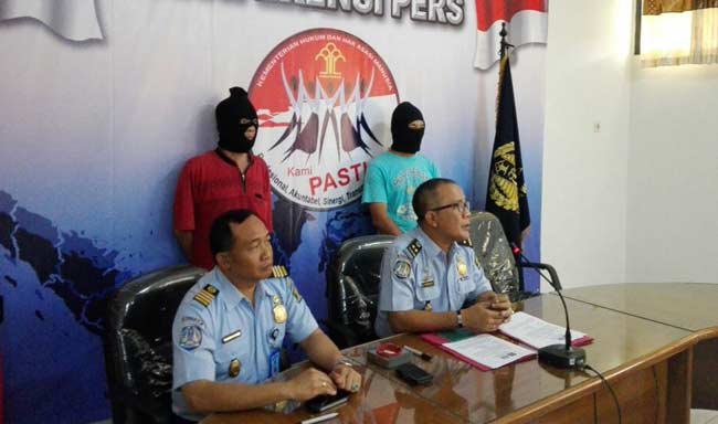 Pihak imigrasi saat memberikan keterangan pers terkait penangkapan dua imigran asal Taiwan. foto: BANGSAONLINE.com