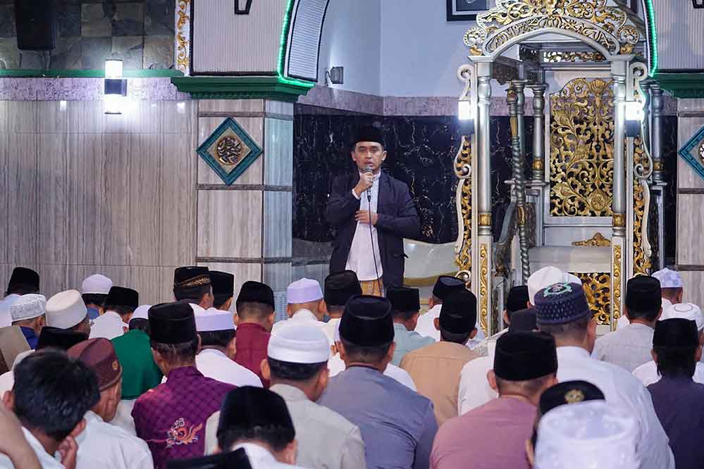 Mas Adi memberikan sambutan usai salat Id di Masjid Krapyakrejo. (Ist)