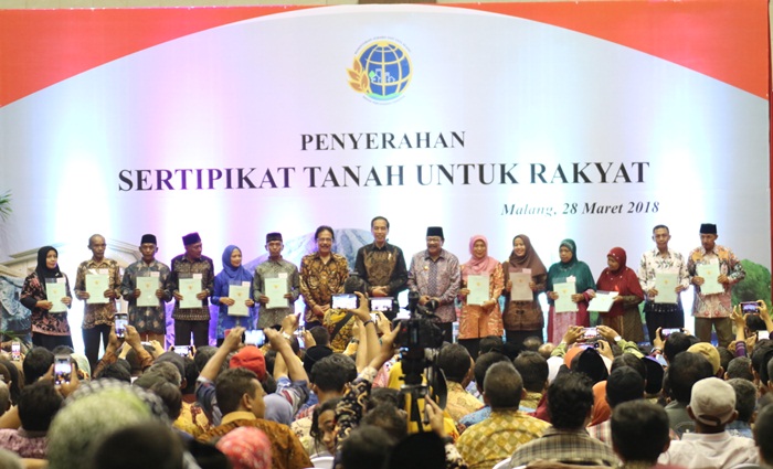 Gubernur Jatim dan Menteri Agraria dan TR RI bersama Presiden Jokowi Berfoto bersama perwakilan para warga yang menerima sertifikat.