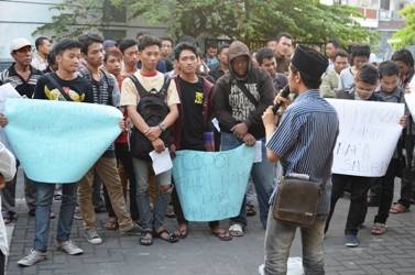 Massa yang mengatasnamakan Aliansi Santri Jawa Timur kembali mendatangi kantor DPW PKS. Mereka menuntut PKS memecat Fahri Hamzah. foto:diday rosadi/BANGSAONLINE