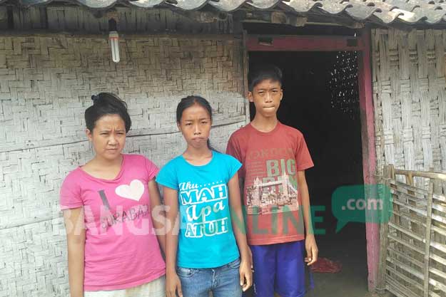 Inilah ketiga anak Tasri, korban pembunuhan di Puncak Permai, Surabaya. foto: SUWANDI/ BANGSAONLINE