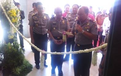 Kapolda Jatim Irjen Polisi Anas Yusuf saat meresmikan Rumah Sakit Bhayangkara Kediri. (foto: arif kurniawan/BANGSAONLINE)
