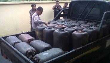 DIAMANKAN. Sebanyak 35 jerigen minyak mentah dimankan anggota Reskrim Polres Bojonegoro. Foto: eky nurhadi/BANGSAONLINE