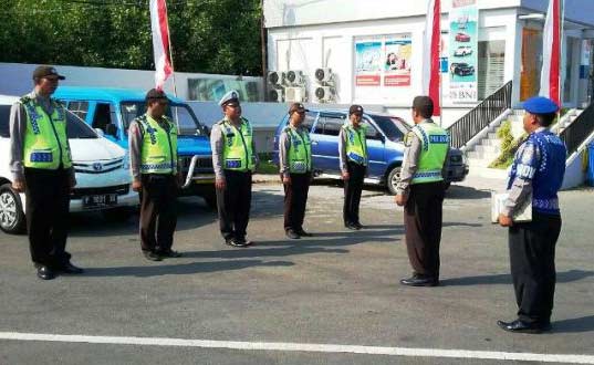 Petugas Polsek Kawasan Pelabuhan Tanjungwangi saat apel persiapaan operasi.