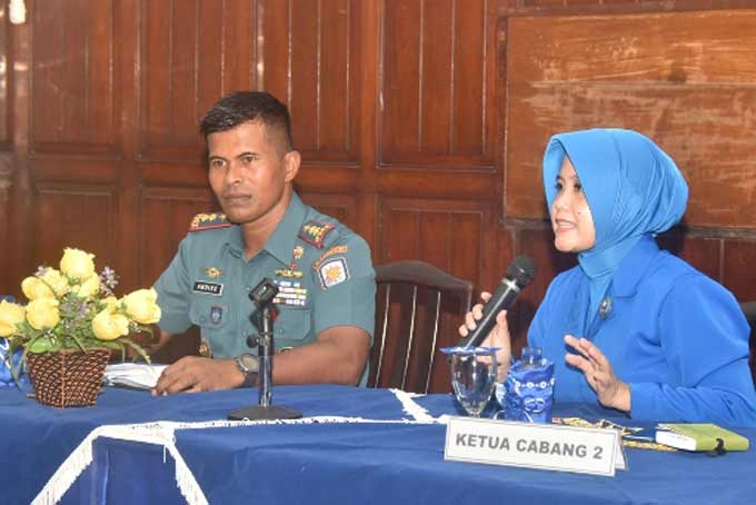 Dandenmako Koarmatim Letkol Laut (P) Andike Sry Mutia didampingi Ketua Cabang 2 Daerah Jalasenastri Armatim Andike Sry Mutia. foto: Dispen Armatim 