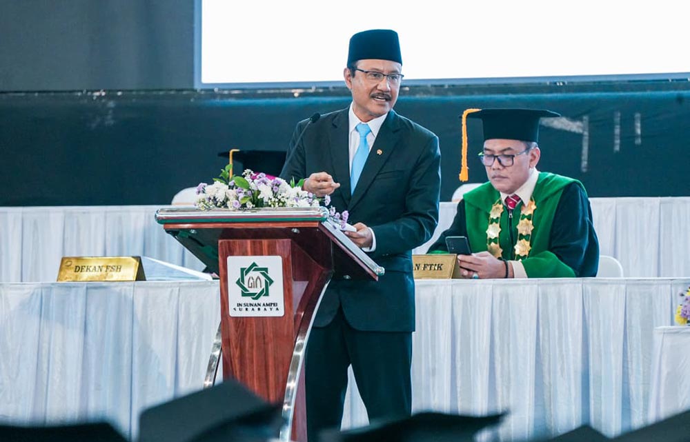 Mensos Gus Ipul saat menyampaikan orasi ilmiah dalam Sidang Senat Terbuka Wisuda Ke-114 Universitas Islam Negeri Sunan Ampel (UINSA) Surabaya, Jawa Timur, Sabtu (9/5/2026).