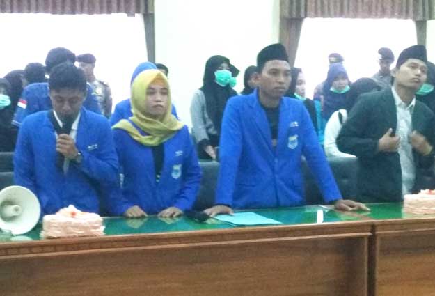 Mahasiswa saat menyampaikan aspirasi di ruang aula gedung DPRD Trenggalek. foto: HERMAN/ BANGSAONLINE
