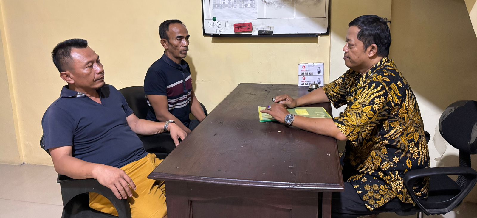 Kades Balikterus nonaktif, AA (kiri) bersama SA  saat jalani rehab di RGRB. FOTO: ist.
