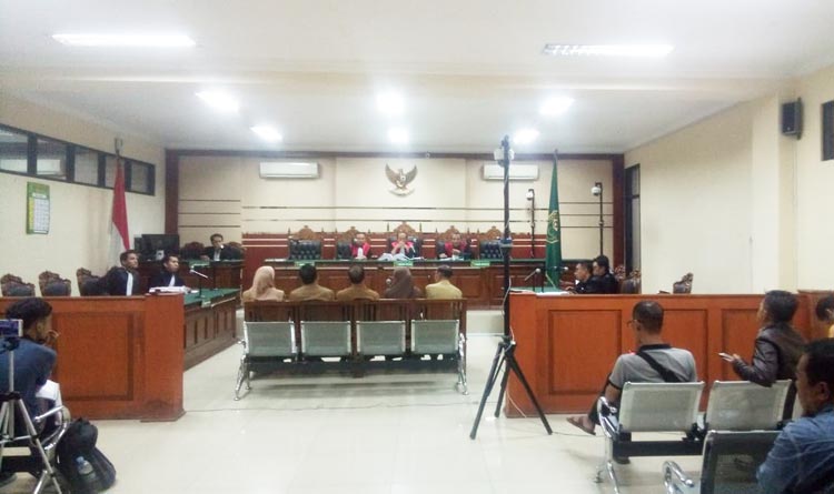 Asisten III Tursilowanto Harijogi, mantan Asisten I Indah Sofiana, Kepala BKD Nadlif, Kepala Inspektorat  Eddy Hadi Siswoyo, dan Kabag Hukum Nurlaili saat jadi saksi dalam sidang kasus korupsi BPPKAD. foto: ist.