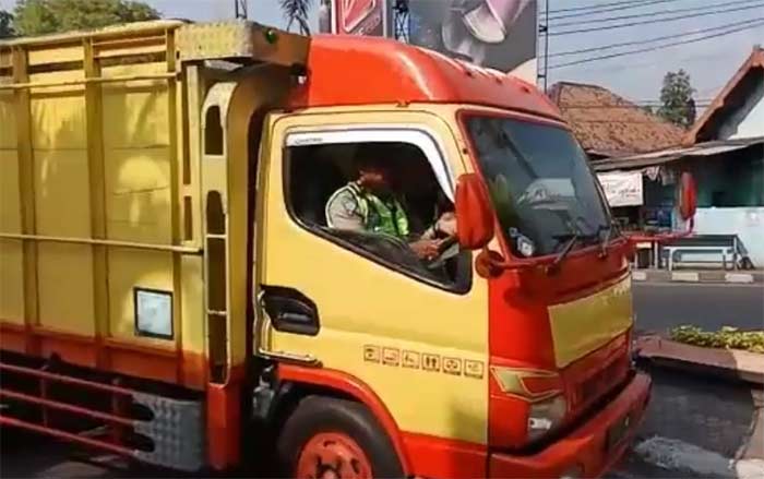 Truk diduga hasil kejahatan yang diamankan.