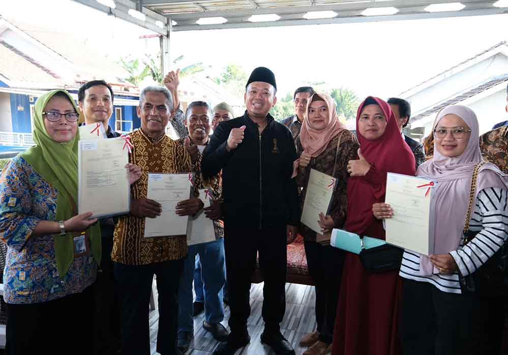 Menteri Nusron saat bersama para penerima sertifikat di Program PTSL. (Ist)