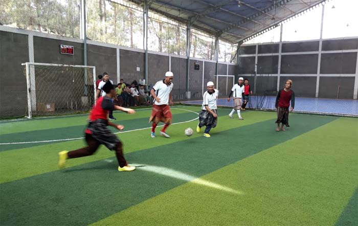 Kapolsek Nongkojajar AKP Sukiyanto ikut bertanding memakai sarung dan bersongkok untuk menyemarakkan Hari Santri Nasional yang jatuh pada 22 Oktober 2018 mendatang. foto: ANDY F/ BANGSAONLINE