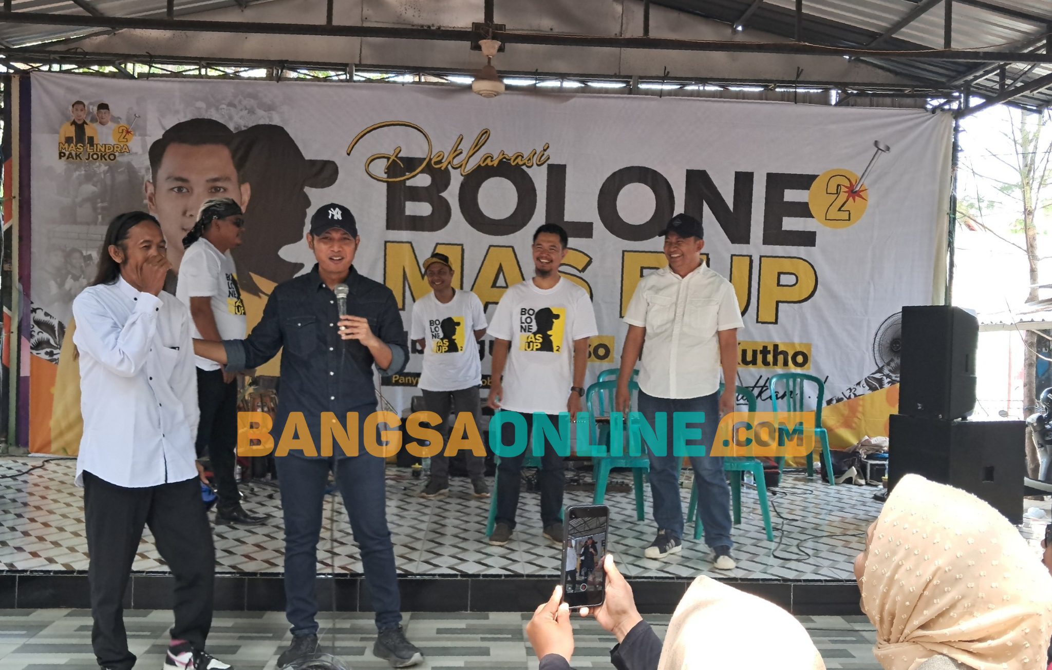 Relawan Bolone Mas Bup di acara deklarasi dukungan kepada Paslon Halindra-Joko yang  digelar di wisata Pantai Kelapa Tuban. Foto: Achmad Choirudin/BANGSAONLINE