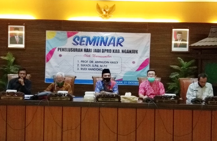 Ketua DPRD Nganjuk Tatit Heru Tjahyono membuka seminar penelusuran Hari Jadi DPRD Nganjuk. foto: BAMBANG DJ/BANGSAONLINE