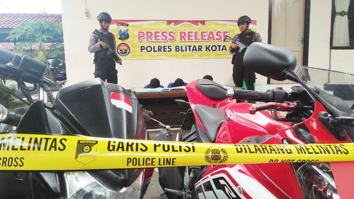 Tampak petugas Polres Blitar Kota sedang mengamankan beberapa tersangka berikut barang bukti hasil kejahatan mereka.