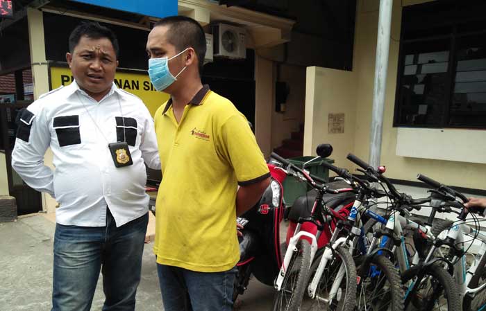 Noris dan sejumlah barang bukti saat diamankan di Mapolresta Blitar.