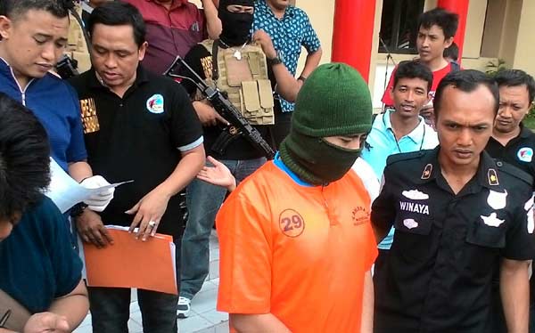Tersangka didampingi Kasat Narkoba Polrestabes. foto: ekoyono/ BANGSAONLINE