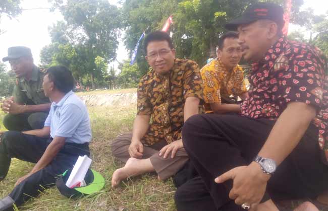 BERI SINYAL:  Bupati Bojonegoro, Suyoto (berkacamata), menyatakan kesiapannya maju di Pilgub DKI Jakarta 2017 menantang sang petahana Basuki T Purnama alias Ahok. foto: eky nurhadi/ BANGSAONLINE