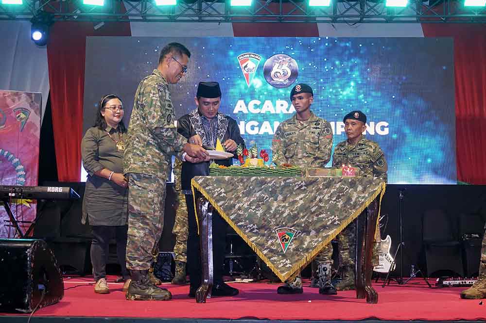 Wali Kota Pasuruan, Adi Wibowo saat potong tumpeng HUT ke-62 Yon Zipur 10.