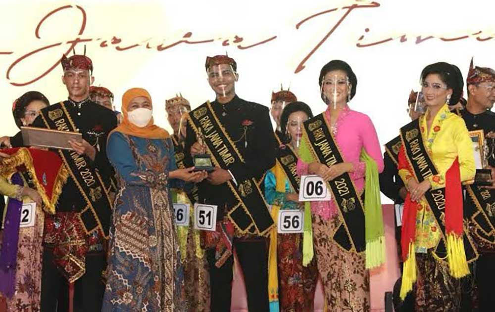 Firsta Yufi Amartan (dua dari kanan) saat dinobatkan sebagai Raka Raki Jatim 2021 oleh Gubernur Jatim Khofifah.