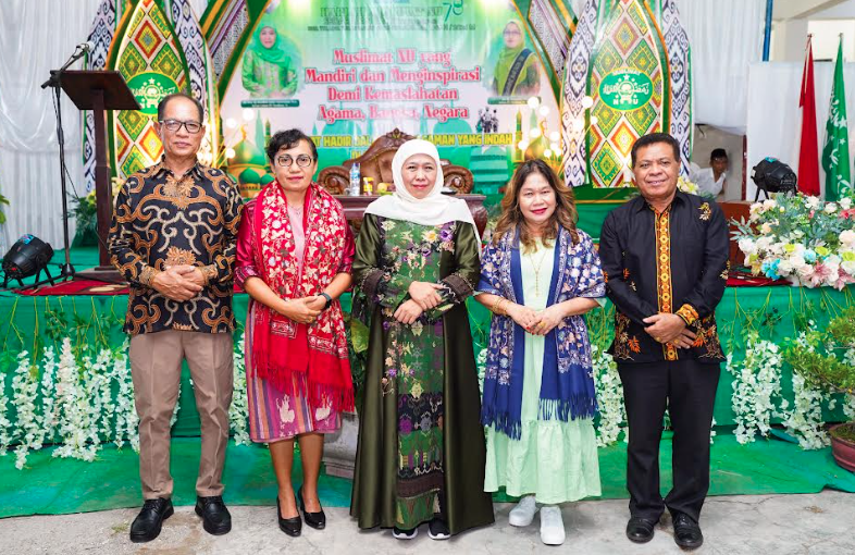 Khofifah bersama Bupati dan Wakil Bupati Tanah Timor Utara (dok. Ist)