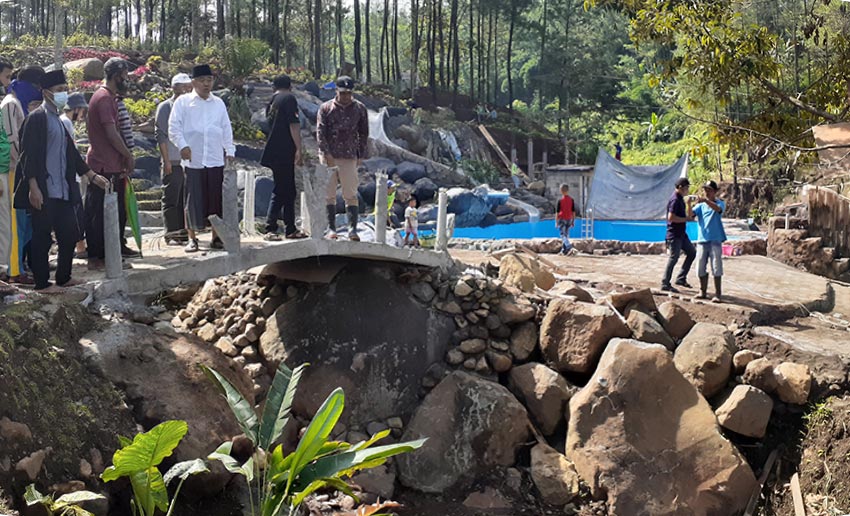 Prof. Dr. KH. Asep Saifuddin Chalim, M.A. (baju putih) didampingi Kades Kembangbelor Muhtar Efendi bersama warga sedang meninjau pembangunan Bernah De Valley, beberapa waktu lalu.