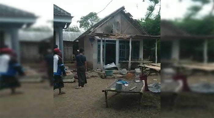 Kerusakan rumah warga akibat ledakan latihan tempur Marinir.