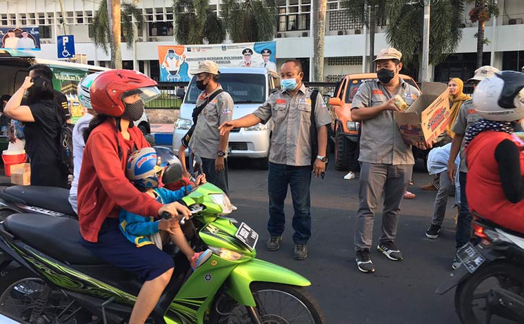 Bagi-bagi takjil yang digelar komunitas Raung 4x4 bersama PT SAB di Alun-Alun Kota Jember.