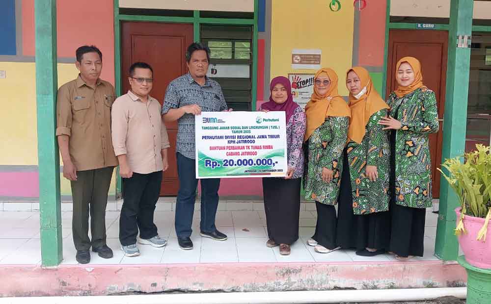 Penyerahan simbolis bantuan dana TJSL Perhutani KPH Jatirogo untuk TK Tunas Rimba Jatirogo.