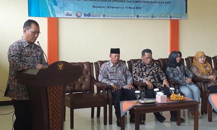 Wakil Wali Kota Mojokerto Ahmad Rizal Zakaria bersama Kepala BDI Yogya, Kepala Aprisindo Jatim, serta Kepala Disperindag saat pembukaan diklat.