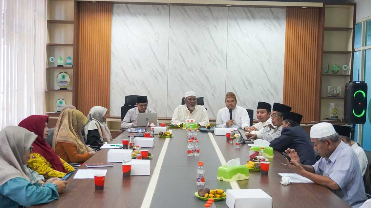 Ketua Umum MUI Gresik, KH. Ainur Rofiq Thoyyib, bersama pimpinan komisi ketika menggelar work session. Foto: Ist