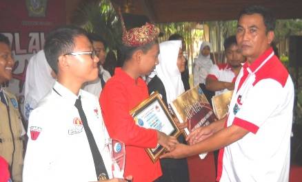 SANG JUARA – Kepala BNN Sidoarjo AKBP Supriyanto menyerahkan piala pada juara peserta Aksi Sekolah Bersih Narkoba 2014, di Pendapa Delta Nugraha, Selasa (25/11/2014). Foto: musta’in/BangsaOnline
