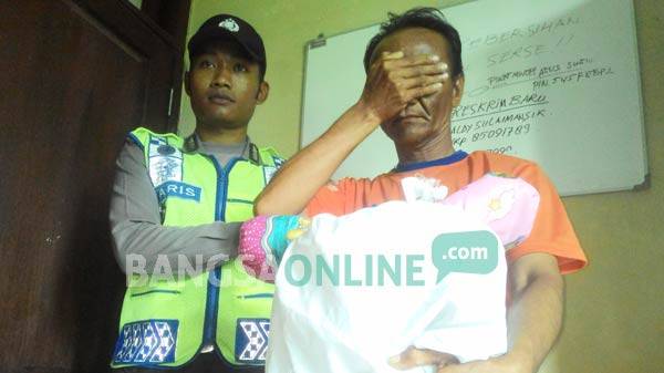 Tersangka saat diamankan di Mapolsek Plemahan Kabupaten Kediri. foto: dendi martoni/ BANGSAONLINE