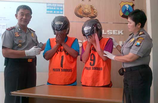 Kedua pelaku pakai helm hasil curian, didampingi Kapolsek. (foto: rusmiyanto/BANGSAONLINE)