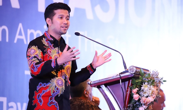 Wakil Gubernur Jatim Emil Elestianto Dardak saat menjadi pembicara Seminar Nasional ‘Gaining Momentum Amidst The Stable Outlook’ di Grand City Convex Surabaya, Kamis (12/9). foto: istimewa