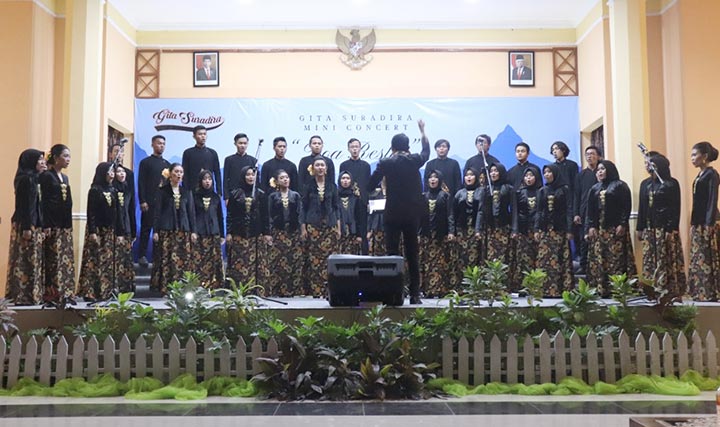 Paduan Suara Gita Suradira saat latihan jelang tampil di Jogjakarta pada Selasa (17/12) mendatang.