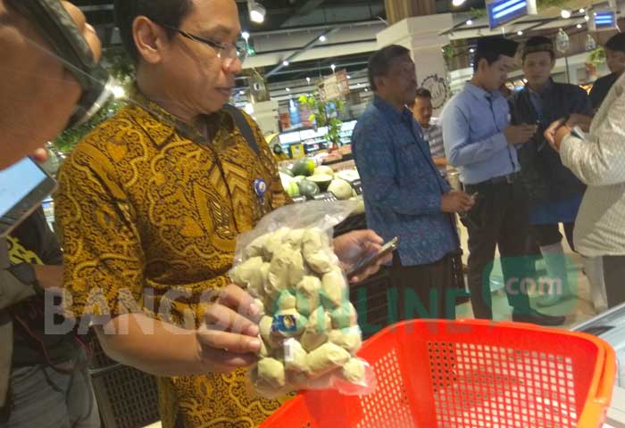 Salah satu makanan jenis pentol yang disita petugas karena belum tak mencantumkan tanggal kadaluarsa. foto: ARIF K/ BANGSAONLINE