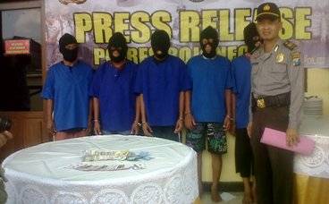 EKSPOSE. Kelima pelaku judi remi saat diekspose di depan ruang Satreskrim Polres Bojonegoro, Jumat siang (29/5/2015). Foto: Eky Nurhadi/BANGSAONLINE