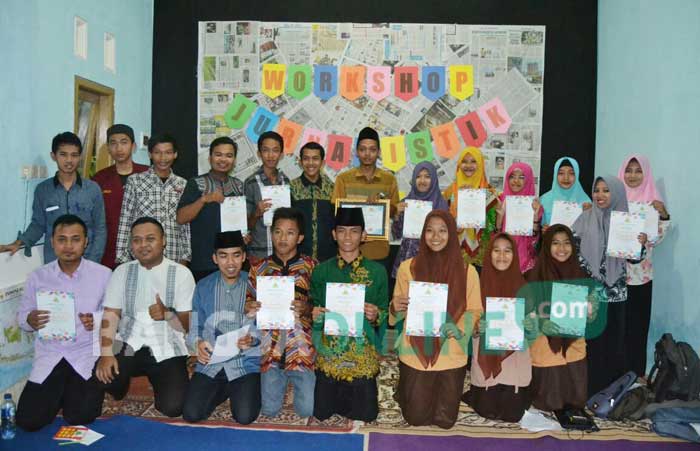 Para peserta workshop jurnalistik foto bersama dengan Romza Gawat (belakang tengah), narasumber sekaligus wartawan BANGSAONLINE, Sabtu (5/8/2017).