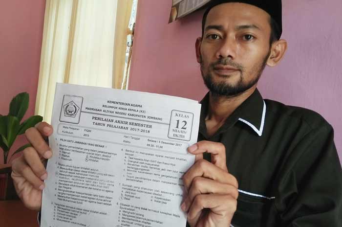 Ketua ISNU Jombang menunjukan lembar soal ujian Fiqih. foto: RONY S/ BANGSAONLINE