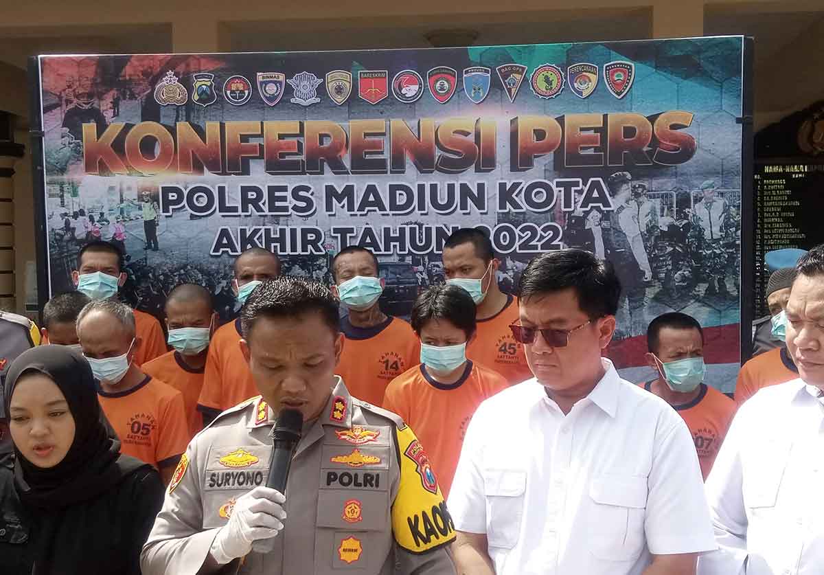 Kapolres Madiun Kota, AKBP Suryono menyampaikan keberhasilannya dalam mengungkap kasus di tahun 2022. Foto : Hendro Suhartono/BANGSAONLINE.com