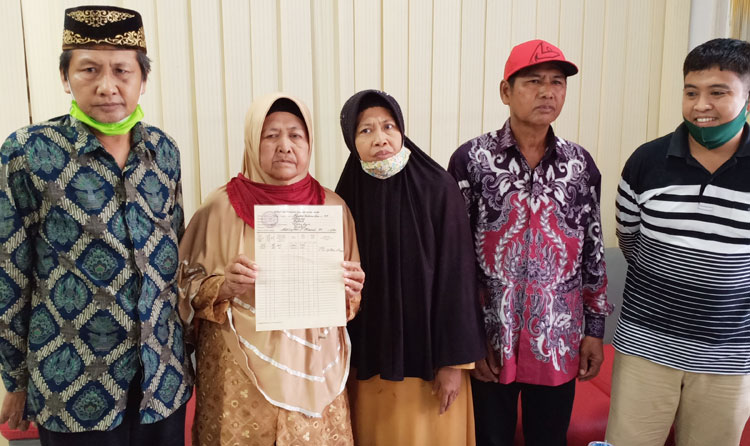 Syaifudin dan M. Syaiful Himam selaku ali waris Mat Sapari, saat memberikan keterangan terkait status tanah di Desa Manyar Sidorukun yang diklaim merupakan milik kakeknya. foto: SYUHUD/ BANGSAONLINE