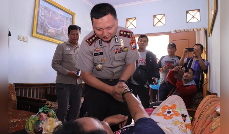 Kapolres Ponorogo AKBP Arief Fitrianto saat membesuk wartawan senior Ponorogo Supriyadi di kediamannya.