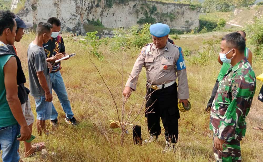 Petugas menunjukkan lokasi penemuan jenazah korban.
