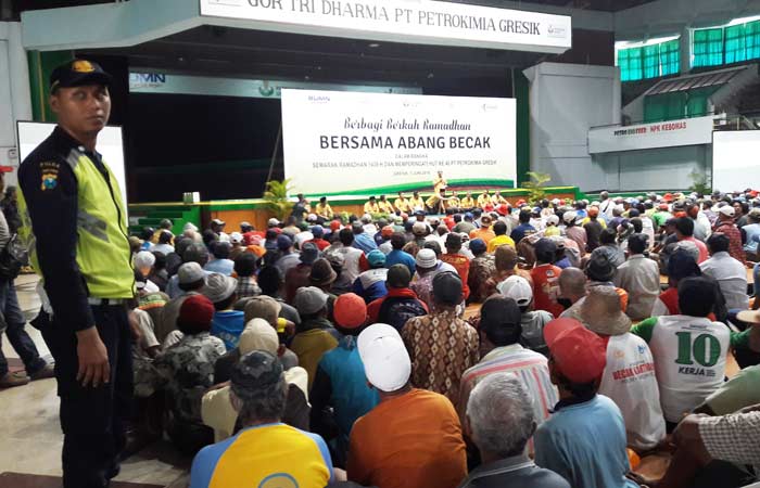 Ribuan abang becak berkumpul di SOR Tri Dharma untuk menerima santunan dari Petrokimia Gresik. foto: ist