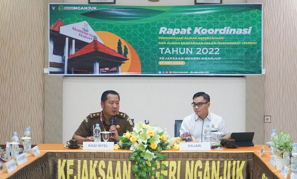Kepala Kejari Nganjuk Nophy Tennophero Suoth (kanan) saat memimpin rakor tim pakem.