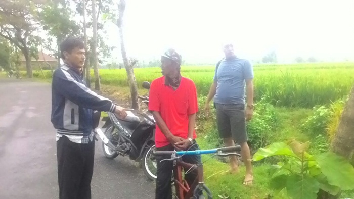 Kanijan saat dihentikan perjalanannya oleh Unit Reskrim Polsek Bringin, Ngawi.