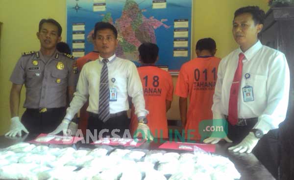 Para tersangka bersama barang bukti saat digelar di Mapolres Kediri. foto: dendi martoni/ BANGSAONLINE