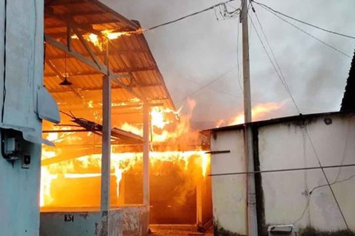 Salah satu kios di Pasar Mojoduwur Jombang yang terbakar, Jumat (9/5/2025). Foto: Ist.