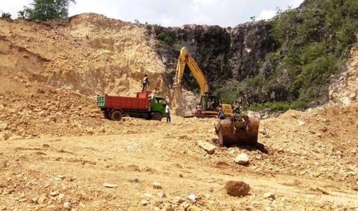Salah satu penambangan ilegal yang beroperasi di Kabupaten Pamekasan. Pemerintah setempat tak bisa menindak aktivitas tersebut karena menjadi kewenangan Pemprov Jawa Timur.